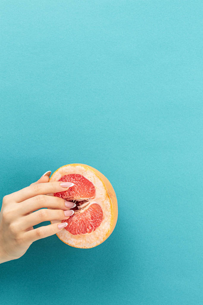vruchtensamenstelling vingers in grapefruit - Foto, afbeelding