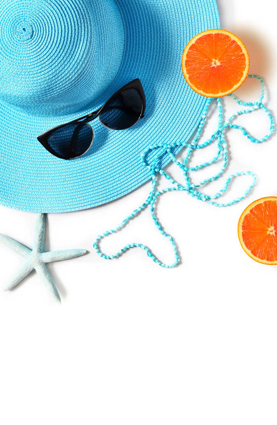 tropischen Sommer Strand Hintergrund. Sonnenbrille, Hut mit Seestern auf weißem Sommerhintergrund. Reisen. Sommerkonzept. - Foto, Bild