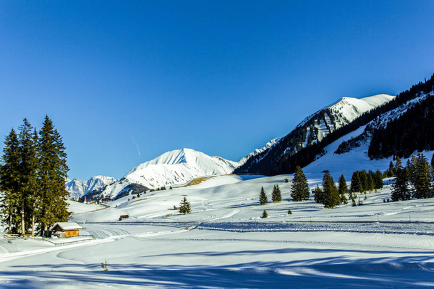 Χειμώνας στα βουνά με πολύ χιόνι, φωτεινό γαλάζιο ουρανό  - Φωτογραφία, εικόνα