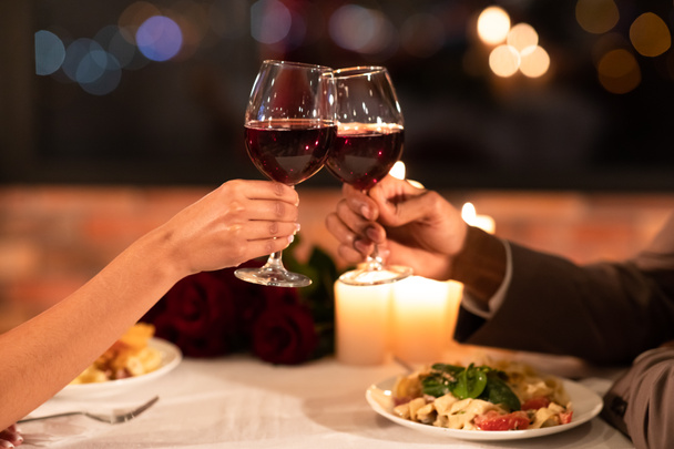 Couple méconnaissable clinking lunettes célébrant la Saint-Valentin au restaurant, récolté
 - Photo, image