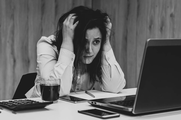 Desperate businesswoman worried hands in the head at office - Foto, Imagem