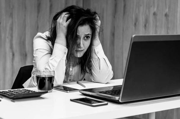 Desperate businesswoman worried hands in the head at office - Foto, Imagem