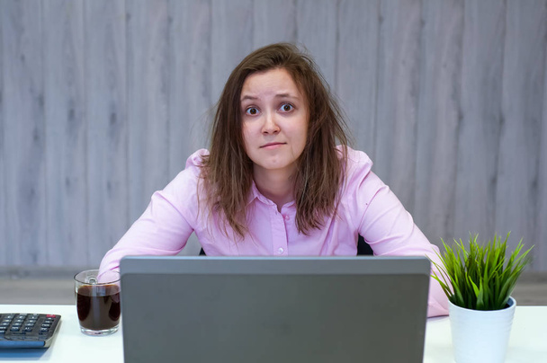nuori kaunis liiketoiminnan nainen kärsii stressistä työskentelee toimisto tietokone desk tunne väsynyt ja epätoivoinen etsivät ylityöllistetty hukkua ja turhautunut sotku kaaos tilanne
 - Valokuva, kuva