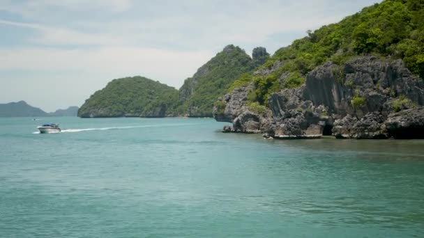 Csoport szigetek óceán Ang Thong Nemzeti Tengeri Park közelében turisztikai Samui paradicsom trópusi üdülőhely. Szigetcsoport a Thaiföldi öbölben. Idilli türkiz tenger természetes háttér, csónak - Felvétel, videó