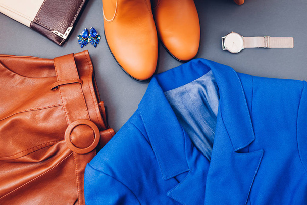 2020 'nin klasik mavi moda rengi. Bahar kadın kıyafetleri. Şık mavi ceket, kahverengi ayakkabılar. Moda. - Fotoğraf, Görsel