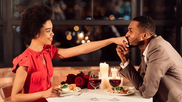 African American Boyfriend Kissing Girlfriends Hand Dating in Restaurant, Panorama - Фото, зображення