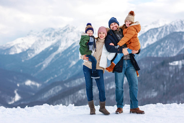boldog család anya apa és a gyerekek a téli természet  - Fotó, kép