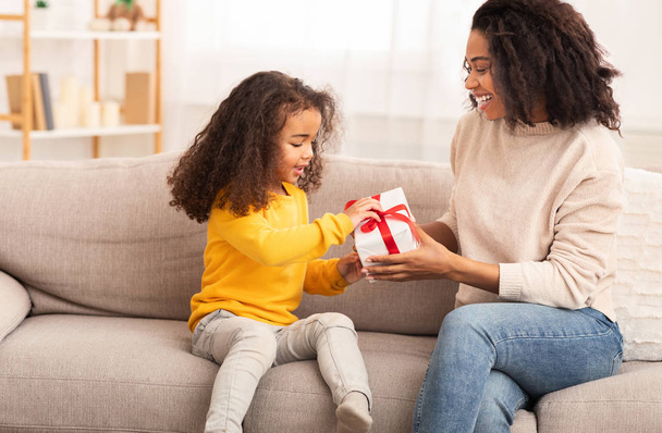 Mother Congratulating Daughter Giving Gift Sitting On Sofa At Home - Foto, Imagem