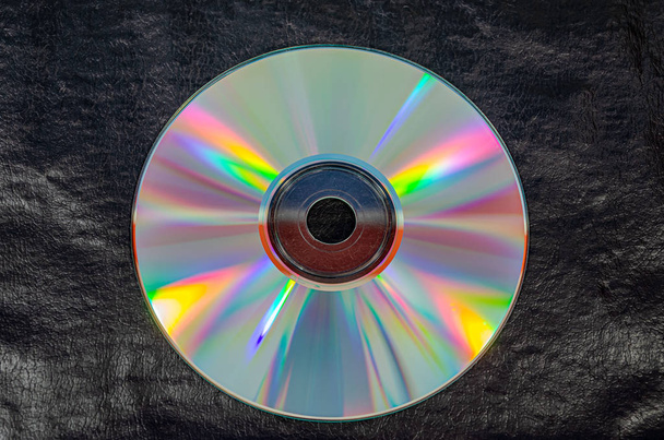 Ansicht einer einzelnen CD auf schwarzem Leder - Foto, Bild