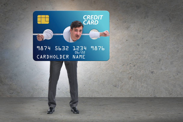 Homme d'affaires dans le concept de fardeau de carte de crédit dans pilori
 - Photo, image