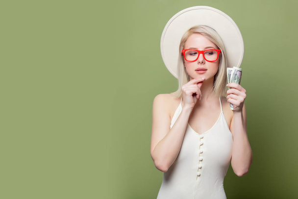 Hermosa chica rubia en gafas con dinero
 - Foto, imagen