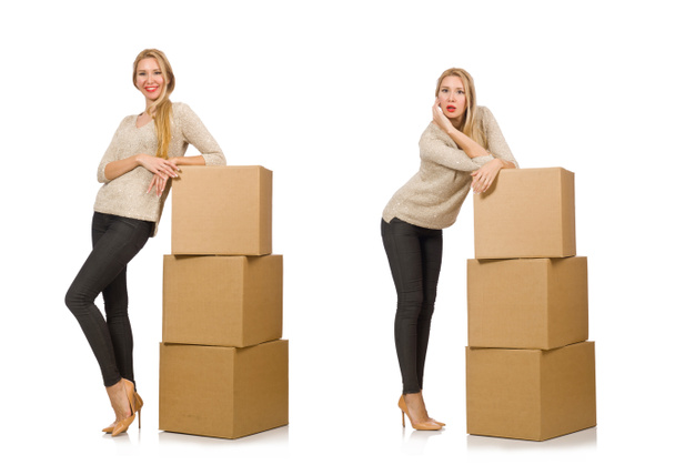 Frau mit Kisten zieht in neues Haus isoliert auf Weiß - Foto, Bild