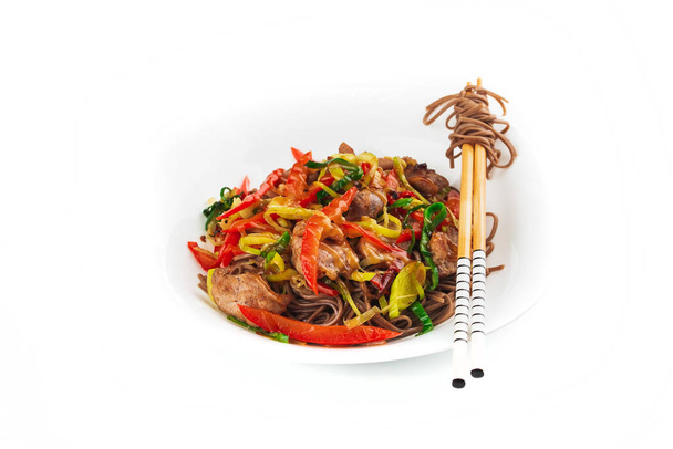 νόστιμο ασιατικό φαγητό, lo mein με κρέας, λαχανικά, chopsticks με noodles - Φωτογραφία, εικόνα