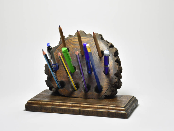 Drewniane ręcznie robione ołówki stojak biurowy i akcesoria biurkowe - Zdjęcie, obraz