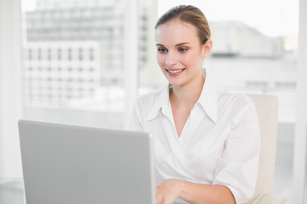 Happy businesswoman using laptop - Φωτογραφία, εικόνα