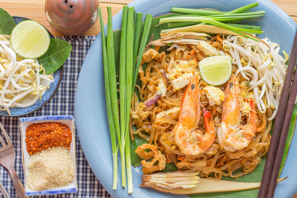 Pad Thai - Reisnudeln mit Garnelen und Gemüse in Nahaufnahme auf  - Foto, Bild