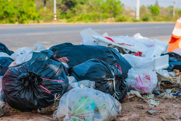 Afvalstof en kunststofschuim Afval van industriële zones en stedelijke gemeenschappen wordt onjuist en zonder goed beheer verwijderd. - Foto, afbeelding