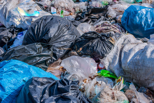 Déchets de tissu et de mousse plastique Les déchets provenant des zones industrielles et des communautés urbaines sont rejetés de manière inappropriée et sans gestion appropriée
. - Photo, image