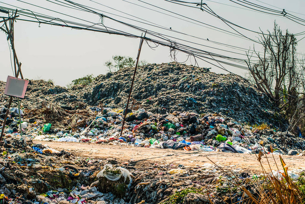 Odpady tkanin i pianek z tworzyw sztucznych Odpady ze stref przemysłowych i społeczności miejskich są usuwane nieprawidłowo i bez właściwego gospodarowania. - Zdjęcie, obraz