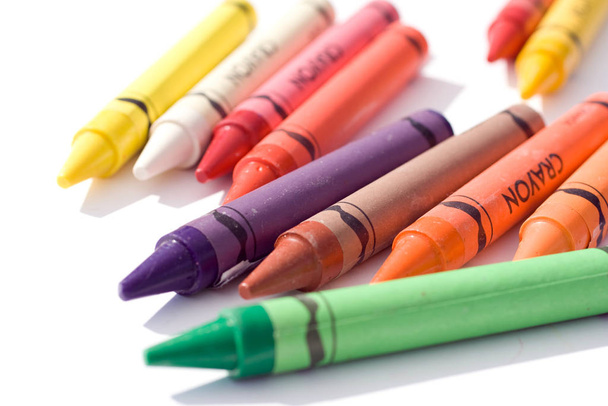 Close-up shot van kleurrijke kleurpotloden - Foto, afbeelding