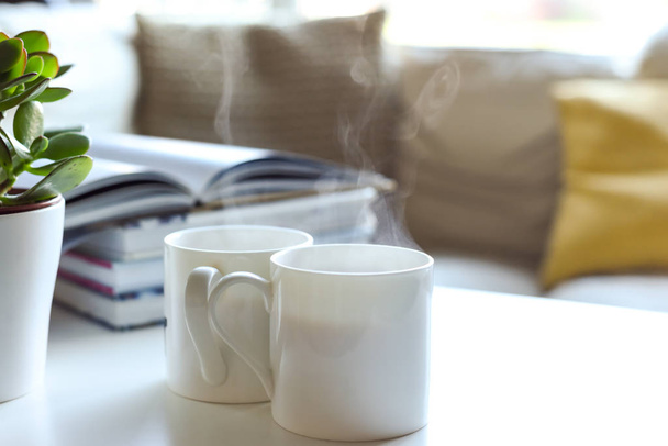Relaks sofa ze stołem kawowym i gorącym napojem w nowoczesnym hom - Zdjęcie, obraz