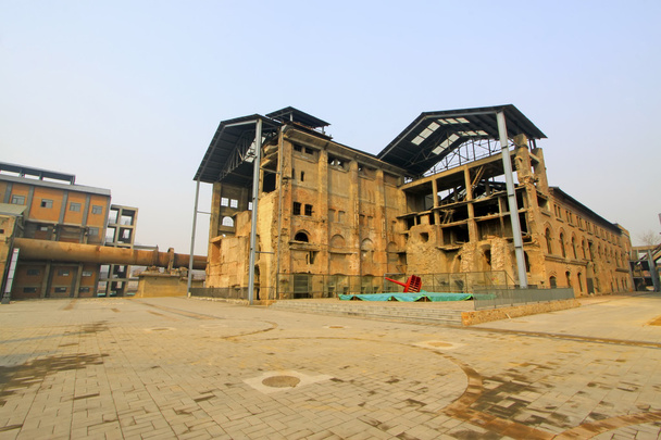 ερειπωμένο κτίριο σε ένα εργοστάσιο - Φωτογραφία, εικόνα