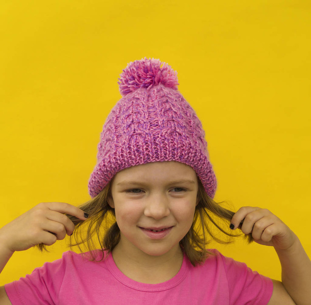 Fashion happy young smiling woman pink knitted hat - Foto, Bild