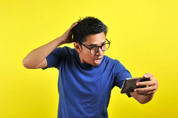 asiatico uomo scioccato cosa egli vedere in il smartphone
 - Foto, immagini
