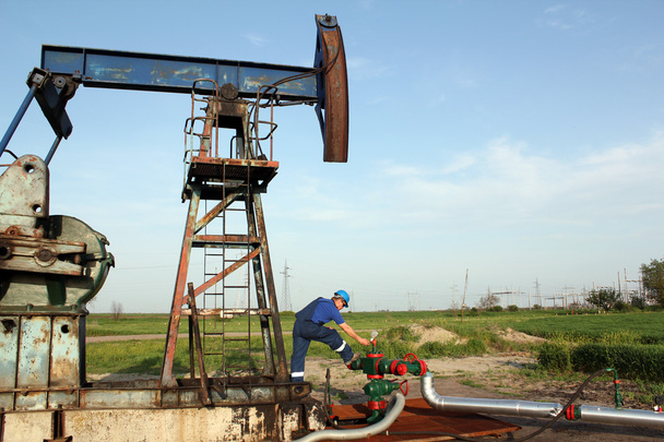 petrol işçisi denetlemek pompa jack boru hattı - Fotoğraf, Görsel