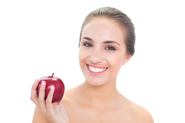 Gelukkig jonge vrouw met een rode appel - Foto, afbeelding