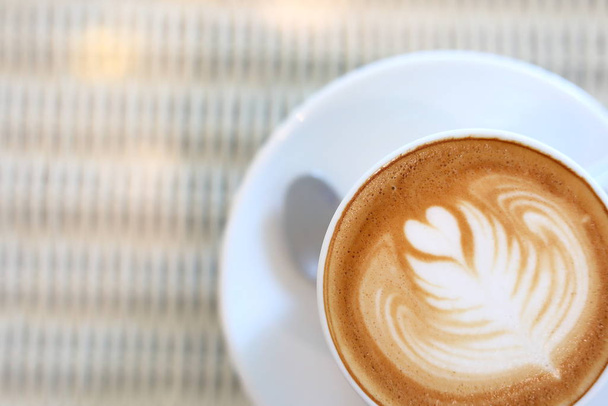warme latte koffie drankje op tafel gezet in de ochtend dag - Foto, afbeelding