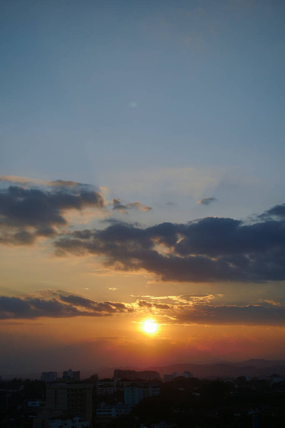 piękne dramatyczne Niebo Zachód słońca nad panoramę miasta - Zdjęcie, obraz