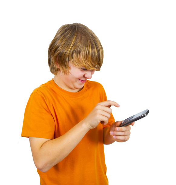 Rapaz está a usar o telemóvel
 - Foto, Imagem