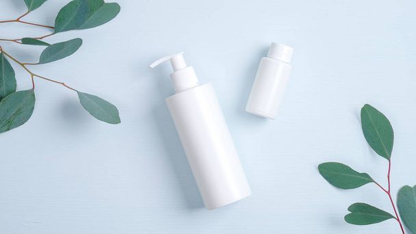 Cosmetics SPA branding mockup. Clear shampoo bottle and essential oil container branding mockups. Natural organic beauty product concept, Flat lay minimalist style composition, top view - Fotoğraf, Görsel