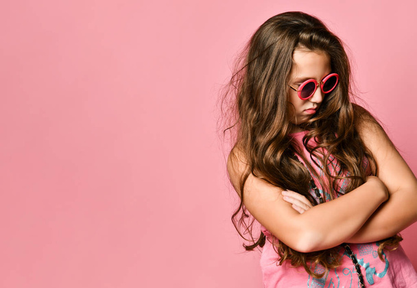 Портрет молодой девушки плюс размер с длинными волосами в стильной летней повседневной одежде и солнцезащитных очках чувство недовольства
 - Фото, изображение