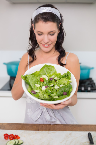 Brunette showing healthy salad - Fotoğraf, Görsel