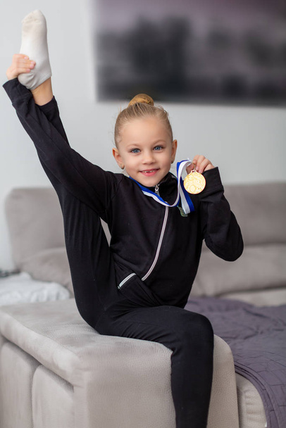 little athlete with a gold medal shows off its sporty Dane - Fotoğraf, Görsel