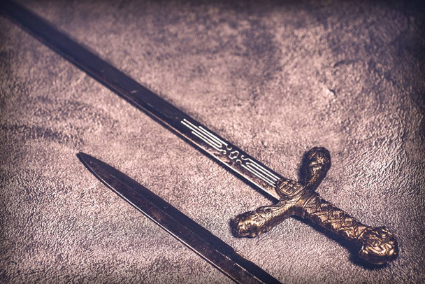 Рыцарские мечи на сером фоне
 - Фото, изображение
