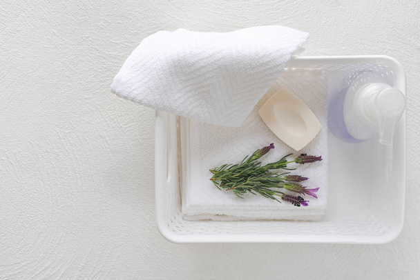 Serviettes en coton blanc, savon et fleurs de lavande sur fond blanc, espace de copie pour l'affichage du produit. Aromathérapie, concept spa
 - Photo, image