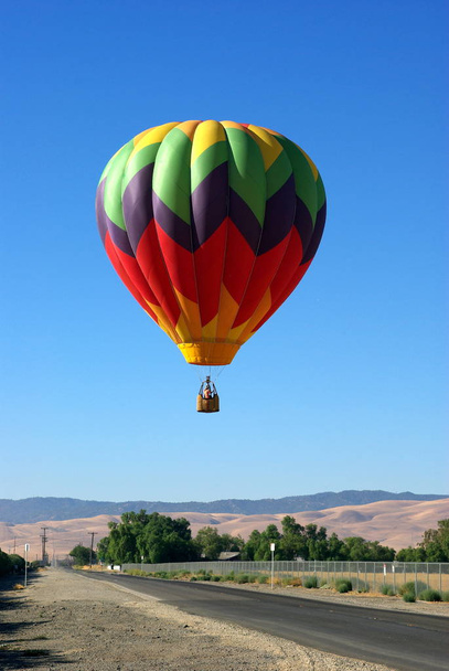 Landing A Hot Air Balloon At The Tracy Airport, California - Foto, afbeelding