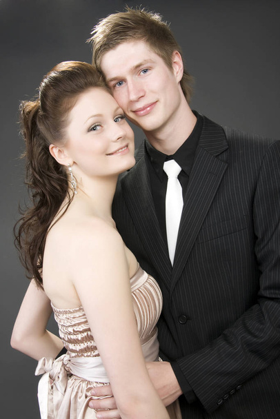 Portrait of a young beautiful couple embracing. - Foto, afbeelding