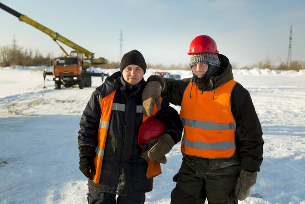 zwei Arbeiter auf dem Gelände des Eislagers - Foto, Bild