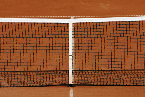 теннисный корт с красной сеткой - Фото, изображение