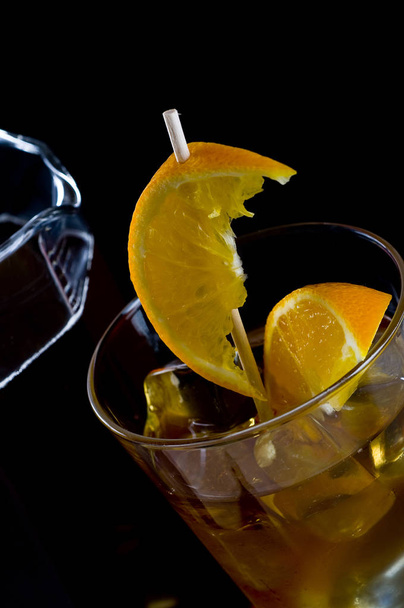 Iced tea with orange in the glass - Foto, afbeelding
