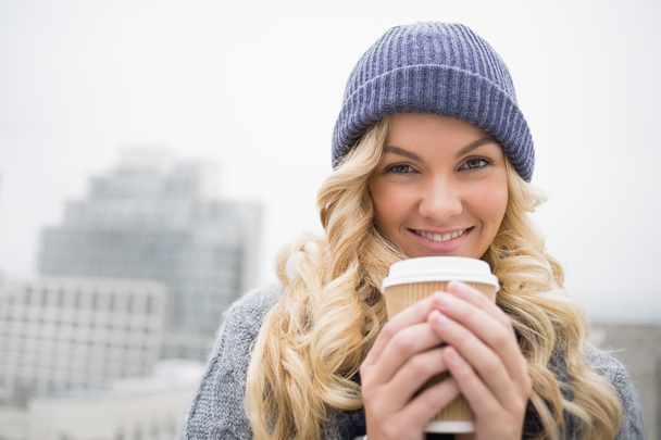 Cheerful pretty blonde having coffee outdoors - Foto, immagini