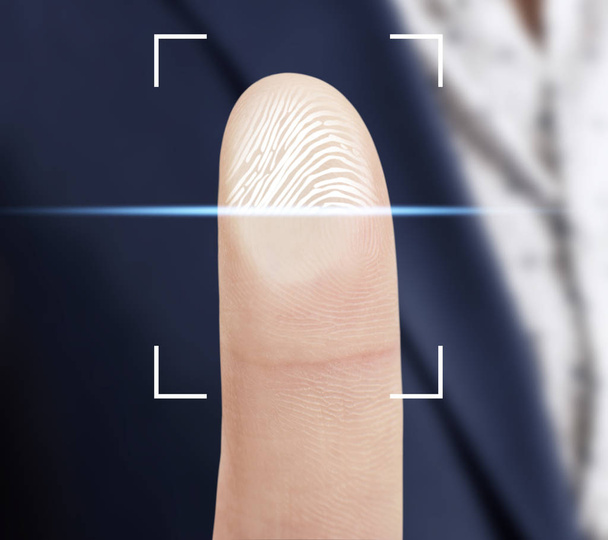 Кнопка нажатия пальца с помощью дактилоскопического сканера
. - Фото, изображение