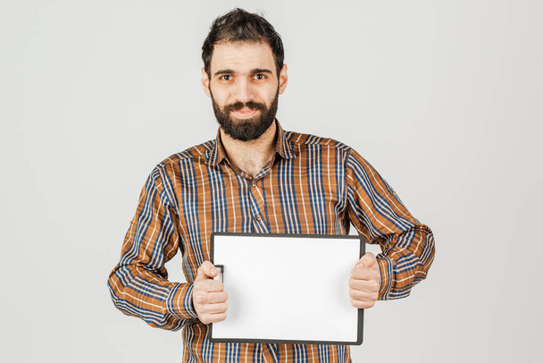 Retrato de um árabe segurando um painel branco em branco com espaço f
 - Foto, Imagem