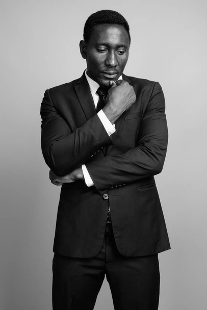 Joven hombre de negocios africano guapo sobre fondo gris - Foto, imagen