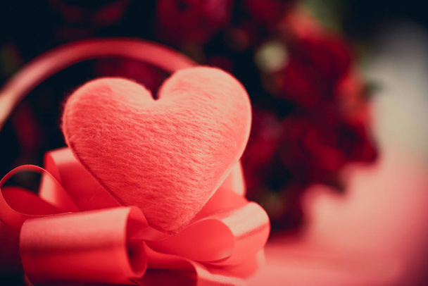 Rood hart met bloemrozen boeket op rode achtergrond - hart op - Foto, afbeelding