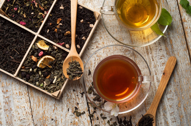 various types of tea on a wooden background - Foto, afbeelding